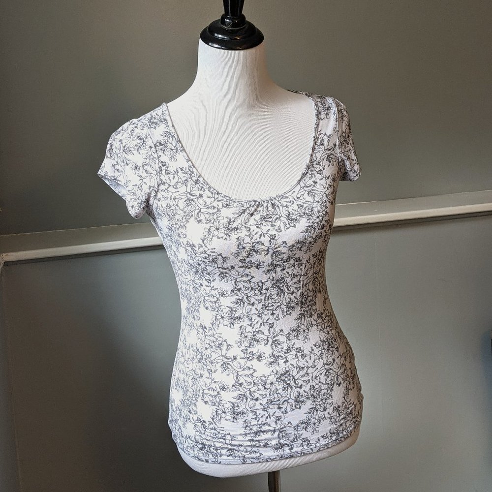 $5!!! H&M Floral Print Tee